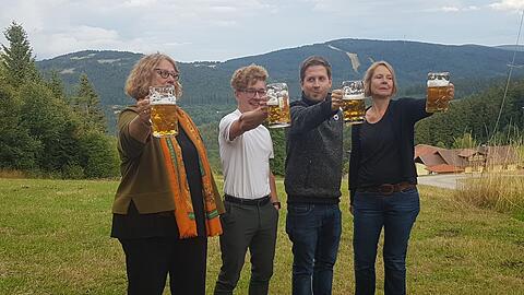 Wer stemmt die Maß am längsten (v.l.)? SPD-Bezirkstagskandidatin Gertrud Gruber, der Straubinger Direktkandidat Marvin Kliem, SPD-Generalsekretär Kevin Kühnert und Listenkandidatin Nicola Nagels bei der Maßkrug-Challenge.