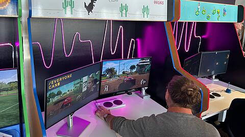 Auch spielen kann man im „Accessibility Discovery Center“. Ein spezieller Controller ermöglicht zugänglichere Steuerung.