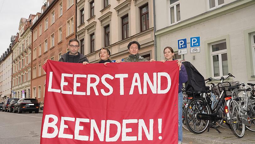 Mit ihrer Plakataktion will die Linke Leerstand in der Stadt sichtbar machen. V.l.: Stadtrat Stefan Jagel und die Aktivisten Antonia Wolf, Christian Schwarzenberger und Anja Fuchsloch – hier vor dem Haus an der Baaderstraße 61. Es ist vor Jahren verkauft worden, die Mieter wurden gekündigt. Aktuell liege eine Baugenehmigung vor, teilt die Stadt mit. "Wir gehen somit von einem gerechtfertigten Leerstand aus. Auch wir bedauern, dass mit den Baumaßnahmen noch nicht begonnen wurde." Man wolle mit dem Eigentümer "nochmal Kontakt aufnehmen". Mit ihrer Plakataktion will die Linke Leerstand in der Stadt sichtbar machen. V.l.: Stadtrat Stefan Jagel und die Aktivisten Antonia Wolf, Christian Schwarzenberger und Anja Fuchsloch – hier vor dem Haus an der Baaderstraße 61. Es ist vor Jahren verkauft worden, die Mieter wurden gekündigt. Aktuell liege eine Baugenehmigung vor, teilt die Stadt mit. "Wir gehen somit von einem gerechtfertigten Leerstand aus. Auch wir bedauern, dass mit den Baumaßnahmen noch nicht begonnen wurde." Man wolle mit dem Eigentümer "nochmal Kontakt aufnehmen".
