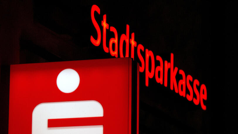 Das Logo einer Stadtsparkasse ist an einer Filiale zu sehen.