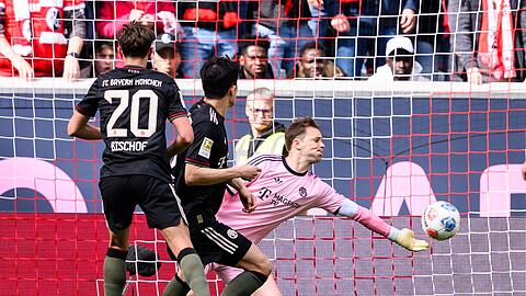Manuel Neuer mit einem Reflex bei seinem ersten Spiel als Vierzigj&auml;hriger in Freiburg.