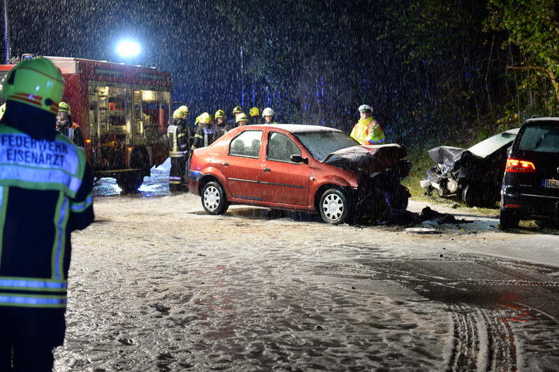 Unfall auf schneeglatter Fahrbahn bei Ruhpolding. Die Bilder vom Rettungseinsatz.