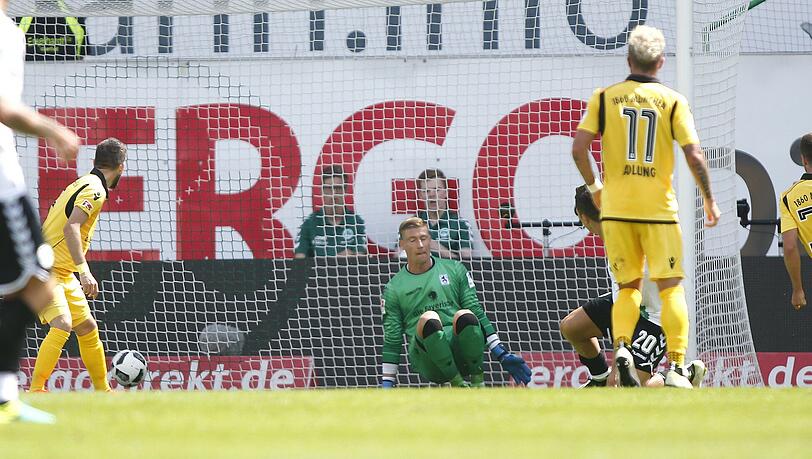 JAN ZIMMERMANN: NOTE 2. Die neue Nummer Eins musste gegen Freis, Gjasula und Narey gleich mehrfach klären. Beim Gegentreffer chancenlos. Bester Löwe – und das ist selten ein Kompliment für die Feldspieler. JAN ZIMMERMANN: NOTE 2. Die neue Nummer Eins musste gegen Freis, Gjasula und Narey gleich mehrfach klären. Beim Gegentreffer chancenlos. Bester Löwe – und das ist selten ein Kompliment für die Feldspieler.