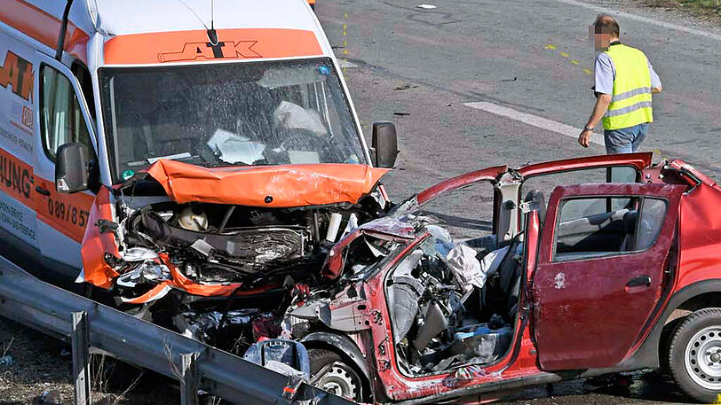 Zu einem schlimmen Verkehrsunfall kam es auf der B2 bei Germering. Dabei wurden eine Mutter und ihre zwei Kleinkinder schwer verletzt.