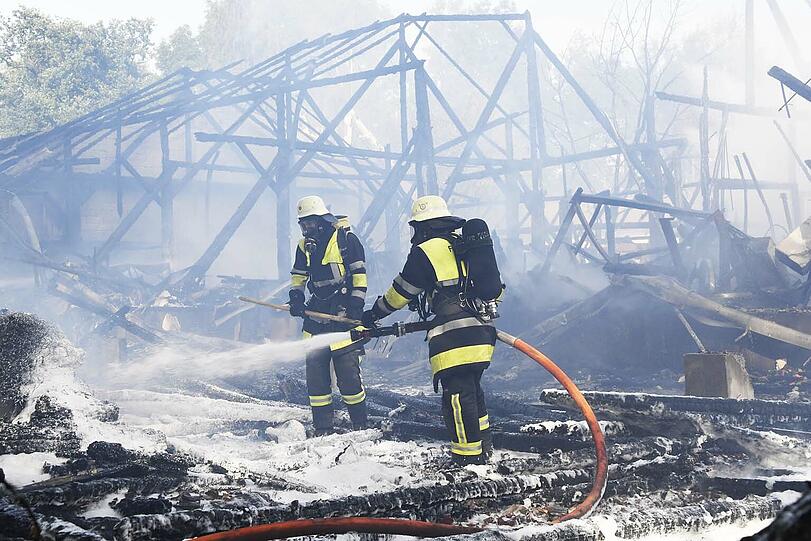 Die Bilder vom Großbrand in der Lagerhalle in Haimhausen.