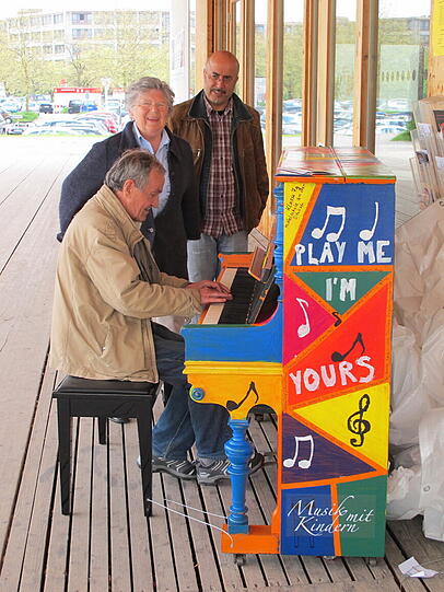 Das bunte Klavier kommt bei den Neuperlachern gut an: Sie spielen mit Freude sogar Chopin auf den Tasten, die für jedermann gedacht sind. Sehen Sie hier die Bilder...