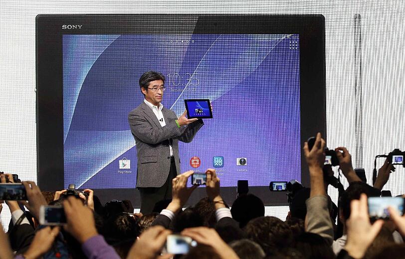 Das Xperia Z2 Tablet. Präsentiert wird es vom Präsidenten der Mobilen Kommunikation und CEO bei Sony, Kunimasa Suzuki beim Mobile World Congress in Barcelona.