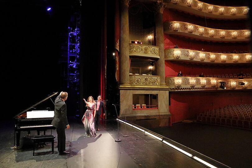 Man achte auf die Logen am rechten Bildrand: Beim Konzert von Ekaterina Siurina, Charles Castronovo und Pianist Wolf-Michael Storz waren erstmals wieder Zuschauer dabei.