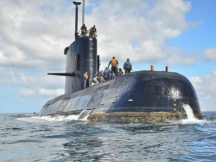 Fast zwei Jahre nach dem Verschwinden des argentinischen U-Bootes "ARA San Juan" mit 44 Seeleuten an Bord hat eine parlamentarische Untersuchungskommission die Regierung in Buenos Aires und die Marine für die Tragödie verantwortlich gemacht.