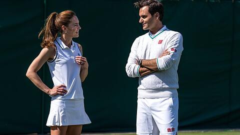Prinzessin Kate und Roger Federer haben sich in Wimbledon getroffen, um auf die Arbeit der Ballkinder aufmerksam zu machen.