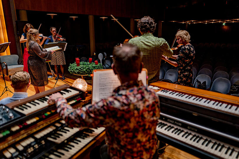 Michael Petermann mit seinen Vintage Keyboards in der Aufführung von Bachs "Weihnachtsoratorium" mit dem Ensemble Resonanz.