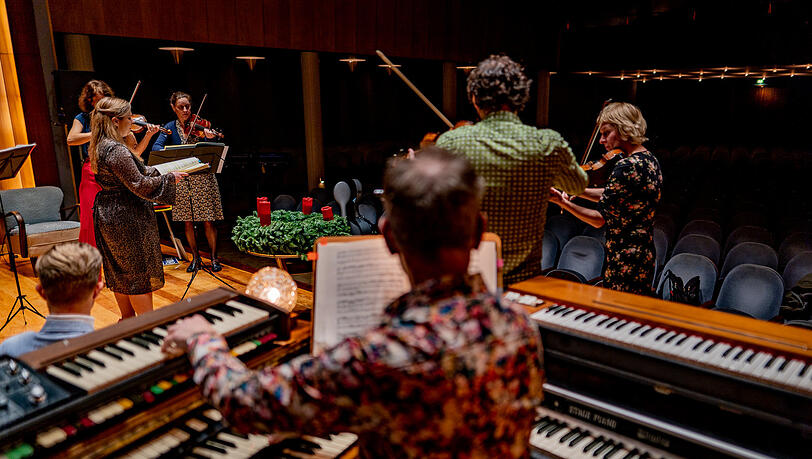 Michael Petermann mit seinen Vintage Keyboards in der Aufführung von Bachs "Weihnachtsoratorium" mit dem Ensemble Resonanz. Michael Petermann mit seinen Vintage Keyboards in der Aufführung von Bachs "Weihnachtsoratorium" mit dem Ensemble Resonanz.