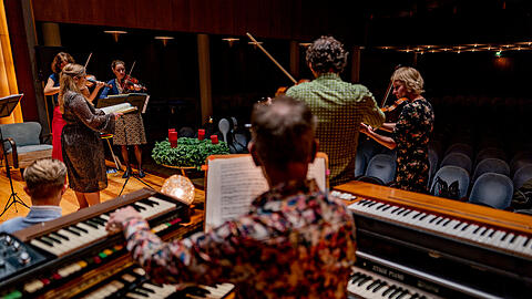 Michael Petermann mit seinen Vintage Keyboards in der Aufführung von Bachs "Weihnachtsoratorium" mit dem Ensemble Resonanz.