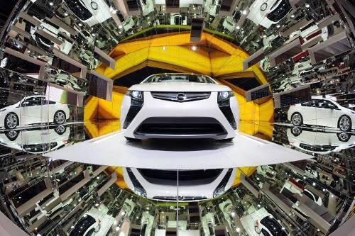Sieht dieser Opel Ampera etwa nach Insolvenz aus? Auf dem Genfer Autosalon spürt man wenig von den Problemen Opels &ndash; doch eine Rettung ist noch immer fraglich.
