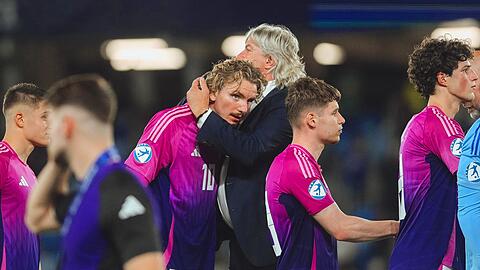 Nick Woltemade wird von DFB-Vize Ronny Zimmermann getröstet.