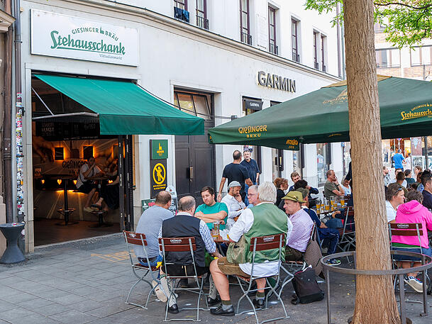 Giesinger Br&auml;u er&ouml;ffnete k&uuml;rzlich zwei neue Stehaussch&auml;nke in M&uuml;nchen und Umgebung (hier der Stehausschank Viktualienmarkt) und geht mit dem Start in Augsburg erstmals &uuml;ber den Gro&szlig;raum M&uuml;nchen hinaus.