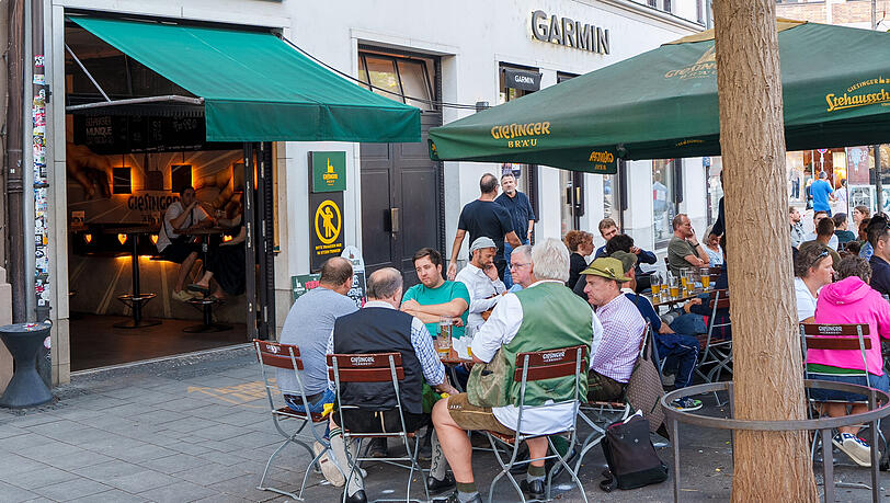 Giesinger Br&auml;u er&ouml;ffnete k&uuml;rzlich zwei neue Stehaussch&auml;nke in M&uuml;nchen und Umgebung (hier der Stehausschank Viktualienmarkt) und geht mit dem Start in Augsburg erstmals &uuml;ber den Gro&szlig;raum M&uuml;nchen hinaus.