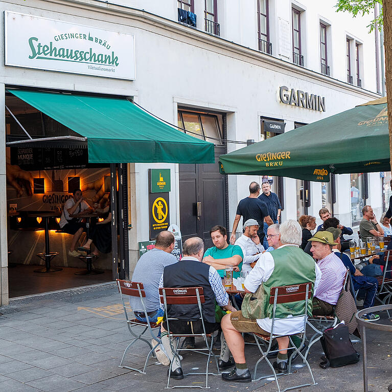 Giesinger Br&auml;u er&ouml;ffnete k&uuml;rzlich zwei neue Stehaussch&auml;nke in M&uuml;nchen und Umgebung (hier der Stehausschank Viktualienmarkt) und geht mit dem Start in Augsburg erstmals &uuml;ber den Gro&szlig;raum M&uuml;nchen hinaus.