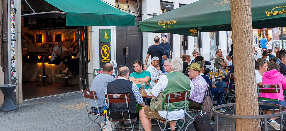 Giesinger Br&auml;u er&ouml;ffnete k&uuml;rzlich zwei neue Stehaussch&auml;nke in M&uuml;nchen und Umgebung (hier der Stehausschank Viktualienmarkt) und geht mit dem Start in Augsburg erstmals &uuml;ber den Gro&szlig;raum M&uuml;nchen hinaus.