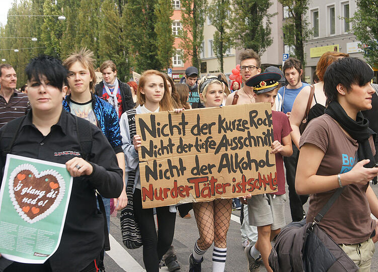 Beim Slutwalk in München haben heute rund 200 Menschen unter dem Motto "Nein heißt Nein" gegen Diskriminierung und Sexismus demonstriert. Sie stellen sich damit gegen sexualisierte Gewalt sowie gegen Vergewaltigungsmythen und -verharmlosungen.