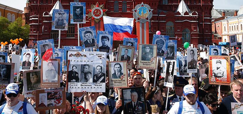 Zum 70. Jahrestag des Sieges der Sowjetunion über Hitlerdeutschland nahm Kremlchef Wladimir Putin die pompöse Waffenschau ab.
