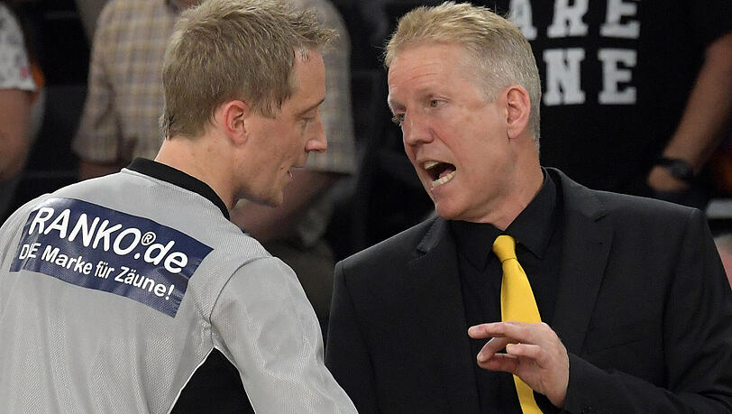 Ludwigsburgs Trainer John Patrick (rechts) diskutiert mit einem Schiedsrichter. Ludwigsburgs Trainer John Patrick (rechts) diskutiert mit einem Schiedsrichter.
