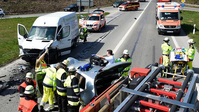 Bei einem Verkehrsunfall auf dem Föhringer Ring wurden drei Personen teilweise schwer verletzt.