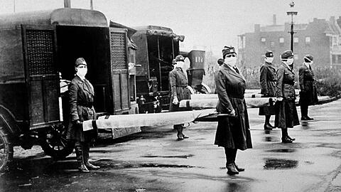 Übung für den Ernstfall: Schwestern des amerikanischen Roten Kreuzes bereiten sich auf den Kampf gegen die Spanische Grippe vor.