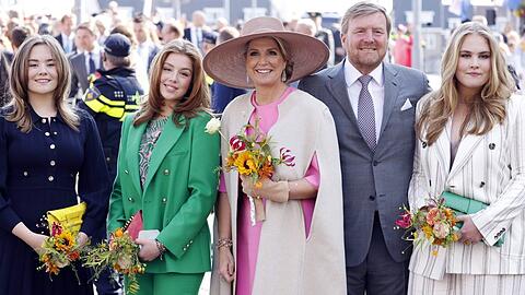 Prinzessin Ariane, Prinzessin Alexia, Königin Máxima, König Willem-Alexander und Prinzessin Amalia (v.li.) ließen sich von der Öffentlichkeit am Königstag 2022 feiern.