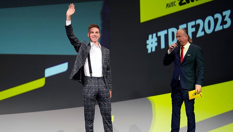 Radstar Tadej Pogacar (l) bei der Präsentation für die Tour de France 2023.