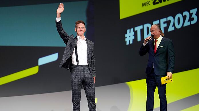 Radstar Tadej Pogacar (l) bei der Präsentation für die Tour de France 2023.