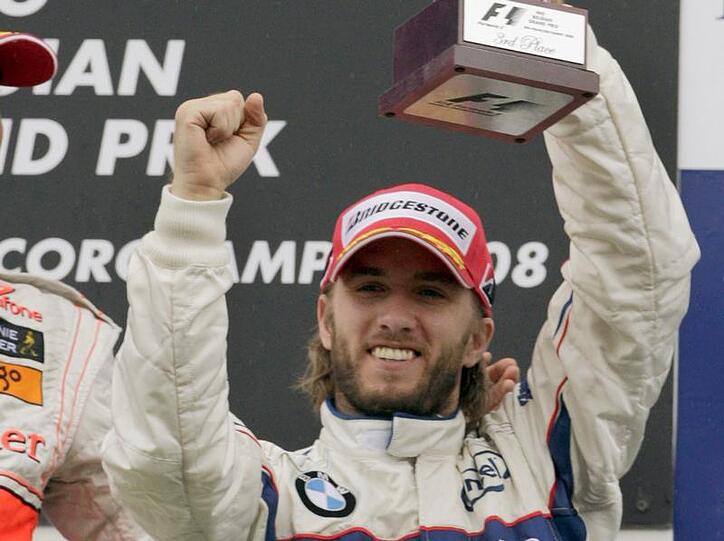 Nick Heidfeld jubelt mit seinem Pokal für den dritten Platz. Weil der Sieger Hamilton nachträglich bestraft wurde, kann sich Heidfeld jetzt sogar über Platz zwei freuen.