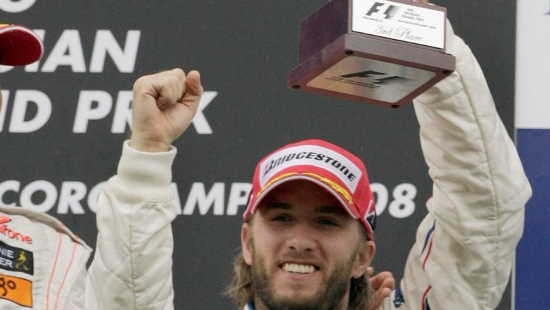 Nick Heidfeld jubelt mit seinem Pokal für den dritten Platz. Weil der Sieger Hamilton nachträglich bestraft wurde, kann sich Heidfeld jetzt sogar über Platz zwei freuen. Nick Heidfeld jubelt mit seinem Pokal für den dritten Platz. Weil der Sieger Hamilton nachträglich bestraft wurde, kann sich Heidfeld jetzt sogar über Platz zwei freuen.
