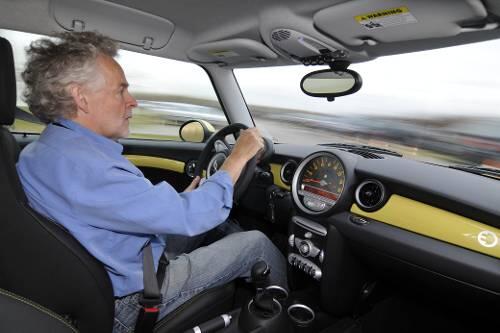 Auf Tour: AZ-Redakteur Rudolf Huber im Elektro-Mini.