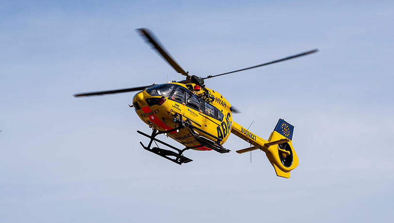 Zwei Rettungshubschrauber waren im Einsatz: Eine 57-jährige Frau aus Zorneding erlag in der Unfallklinik Murnau ihren schwern Verletzungen. (Symbolbild)
