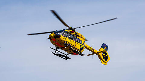 Zwei Rettungshubschrauber waren im Einsatz: Eine 57-jährige Frau aus Zorneding erlag in der Unfallklinik Murnau ihren schwern Verletzungen. (Symbolbild)