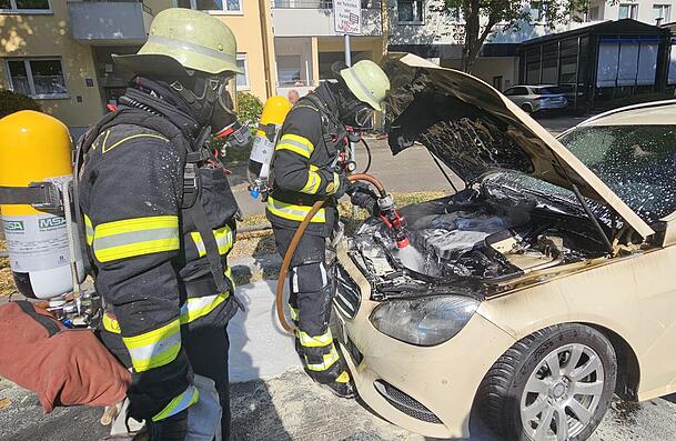 Der Fahrer des Taxis berichtete der Feuerwehr, dass dies schon sein sechster Fahrzeugbrand dieser Art sei.