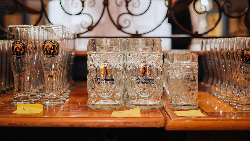 Gl&auml;ser, Besteck, Geschirr und alles was noch zum Ratskeller geh&ouml;rt wird jetzt verkauft.