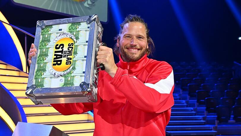 "Der Bergretter"-Star Sebastian Ströbel konnte sein Glück kaum fassen: Er erhielt nach mehreren Stunden in der ProSieben-Show "Schlag den Star" den begehrten Geldkoffer. "Der Bergretter"-Star Sebastian Ströbel konnte sein Glück kaum fassen: Er erhielt nach mehreren Stunden in der ProSieben-Show "Schlag den Star" den begehrten Geldkoffer.