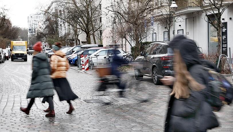 Vor 130 Jahren kam es zum weltweit ersten tödlichen Autounfall einer Fußgängerin in London. (Symbolbild) Vor 130 Jahren kam es zum weltweit ersten tödlichen Autounfall einer Fußgängerin in London. (Symbolbild)