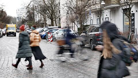 Vor 130 Jahren kam es zum weltweit ersten t&ouml;dlichen Autounfall einer Fu&szlig;g&auml;ngerin in London. (Symbolbild)