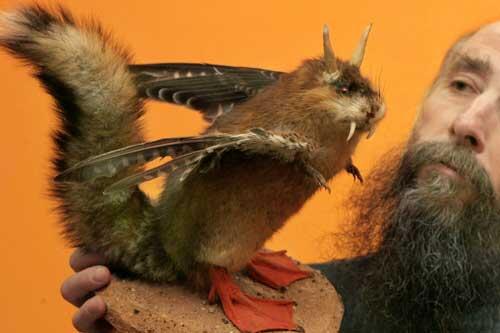 WOLPERTINGER - Der Wolpertinger ist ein süddeutsches Fabelwesen. Man kann nicht wirklich sagen, wie er genau aussieht, aber er wird jedes Jahr aufs Neue von den Jägern in der Region gejagt. Wie man auf dem Bild sieht, kann man ab und an auch mal einen erwischen!
