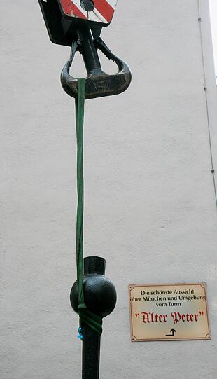 Neuer Glocken-Klöppel für den Alten Peter - Reparatur in luftiger Höhe. Die AZ war dabei