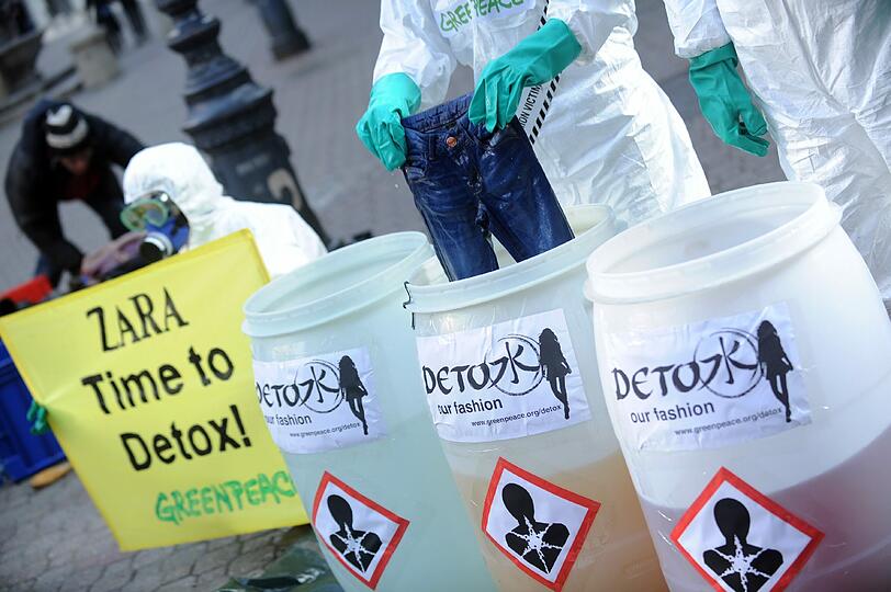 Mit einer Aufsehen erregenden Aktion demonstrieren Greenpeace-Aktivisten in Budapest vor einer Mode-Filiale gegen "giftige Garne". Die Bilder.