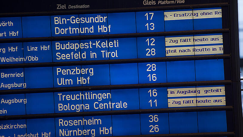 Die Abfahrts-Anzeige am Münchner Hauptbahnhof am Mittwochmorgen. Der Zugverkehr ist noch immer empfindlich gestört. Die Abfahrts-Anzeige am Münchner Hauptbahnhof am Mittwochmorgen. Der Zugverkehr ist noch immer empfindlich gestört.