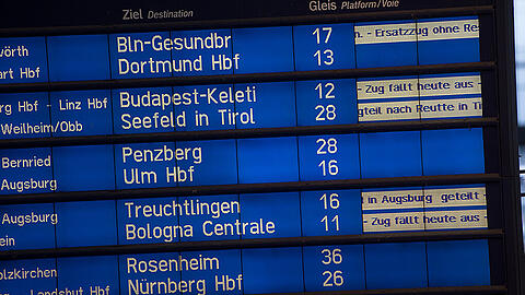 Die Abfahrts-Anzeige am Münchner Hauptbahnhof am Mittwochmorgen. Der Zugverkehr ist noch immer empfindlich gestört.
