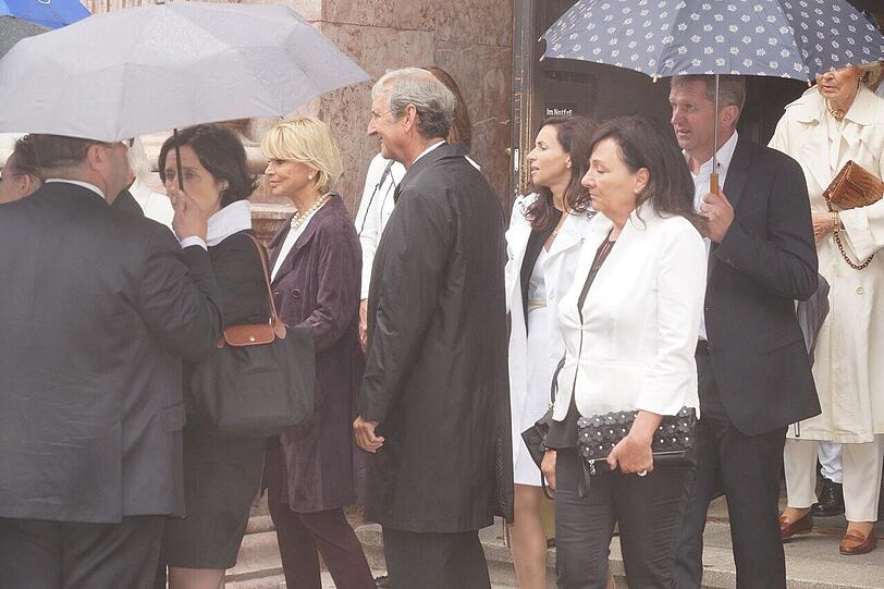Uschi Glas und ihr Mann Dieter Hermann verlassen die Michaelskirche