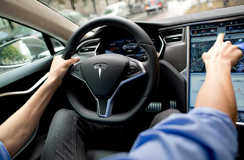 In den vergangenen Monaten waren mehrere Unfälle mit dem "Autopilot"-System des Tesla Model S bekannt geworden. Foto: Sven Hoppe/Archiv