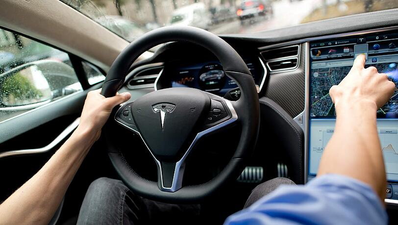 In den vergangenen Monaten waren mehrere Unfälle mit dem "Autopilot"-System des Tesla Model S bekannt geworden. Foto: Sven Hoppe/Archiv In den vergangenen Monaten waren mehrere Unfälle mit dem "Autopilot"-System des Tesla Model S bekannt geworden. Foto: Sven Hoppe/Archiv