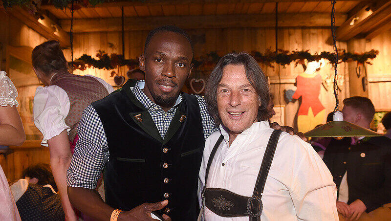 Gemeinsamer Wiesn-Besuch: Usain Bolt (l.) und der Ex-Bayern Arzt Hans-Wilhelm Müller-Wohlfahrt. Gemeinsamer Wiesn-Besuch: Usain Bolt (l.) und der Ex-Bayern Arzt Hans-Wilhelm Müller-Wohlfahrt.